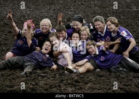 SUMPFFUSSBALL, WOMENS CHAMPIONS, 2008: FC Stray Cats feiern den Sieg von STT Coca-Cola im Damenfinale der 12. Jährlichen Sumpffußball-Weltmeisterschaft Stockfoto