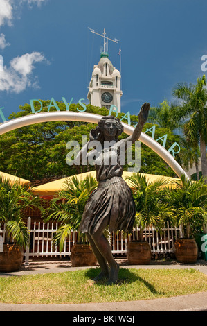 Bronzestatue des Hula Tänzerin am Eingang zum Aloha Tower Markt Platz, Honolulu, Hawaii, USA Stockfoto