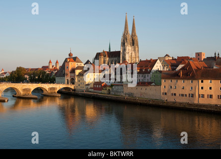 Regensburg an der Donau: Altstadt mit Steinbrücke, Stadttor, Kathedrale St. Peter, Oberpfalz, Bayern, Deutschland Stockfoto