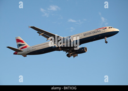 Eine British Airways Airbus A321-231 in London Heathrow, Vereinigtes Königreich Land herein.  August 2009. (G-EUXF) Stockfoto