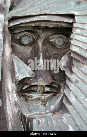 Hilfsarbeit auf den Eingangstüren zu Liverpool Metropolitan Cathedral of Christ the King, Merseyside, UK Stockfoto