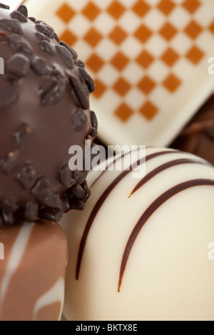 Hintergrund mit verschiedenen sortierten Schokoladenbonbons gemacht Stockfoto