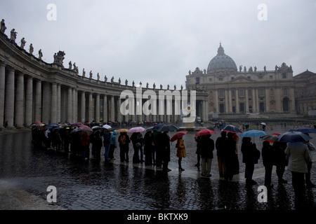 Touristen warten im Regen den Petersdom im Vatikan in Rom, 10. März 2008 eingeben. Foto/Chico Sanchez Stockfoto