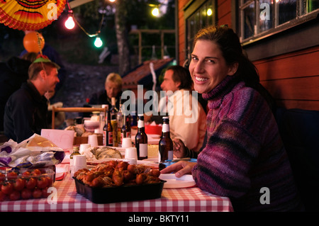 Vier Freunde auf Krebse party Stockfoto