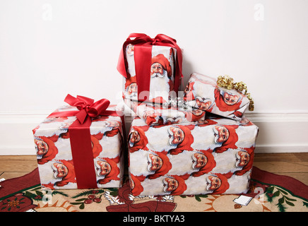 Weihnachtsgeschenke auf einem Haufen Stockfoto