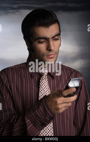 Junger Mann mit Handy Up-up Stockfoto