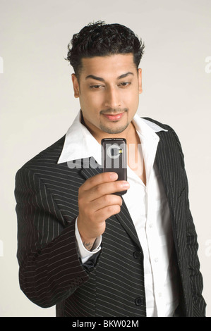 Mitte erwachsenen Mann mit Handy Stockfoto