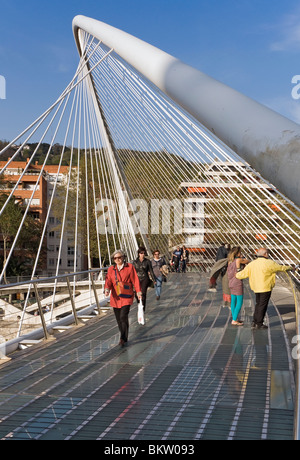 Zubizuri Bridge wurde vom Architekten Calatrava, überquert den Nervion Mündung in die Stadt Bilbao, Vizcaya, Baskenland, Spanien, Europa Stockfoto