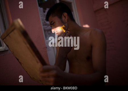 Ein Undocumentd zentralamerikanischen Migrant, Reisen in Mexiko, in den USA arbeiten rasiert in einem Tierheim in Mexico City, Mexiko. Stockfoto