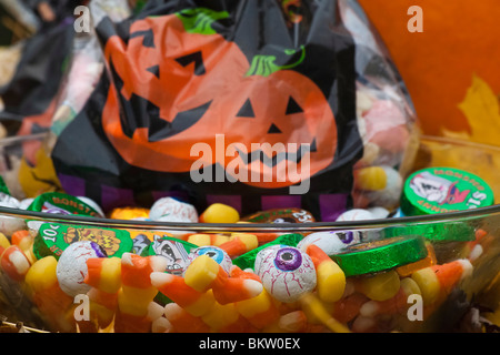 Nahaufnahme Dekoration American Holliday Trick or Treat auf Halloween Taschen und Schüssel mit Süßigkeiten Niemand keine Vorderansicht Foto Foto in den USA Hi-res Stockfoto