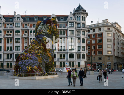 Welpen Skulptur, sehr großer Hund mit Blumen am Eingang des Guggenheim Museum in Bilbao, Vizcaya, Baskenland, Spanien. Stockfoto