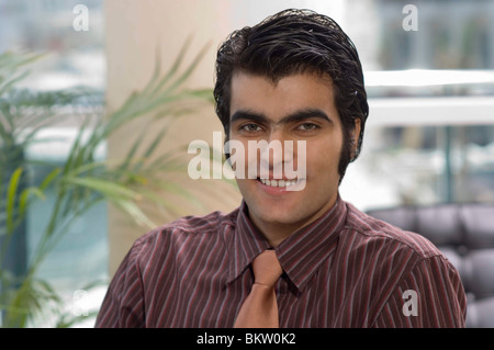 Geschäftsmann lächelnd in Büro, Porträt Stockfoto