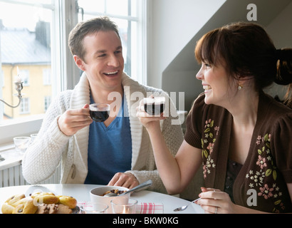 Mann und Frau trinken Glühwein Stockfoto