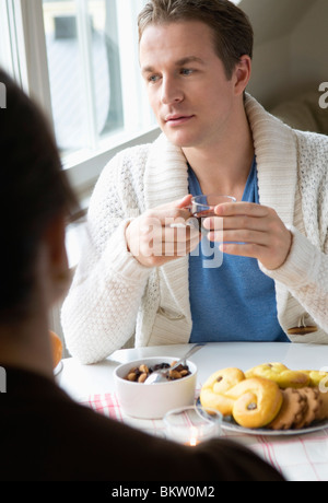 Menschen trinken Glühwein Stockfoto