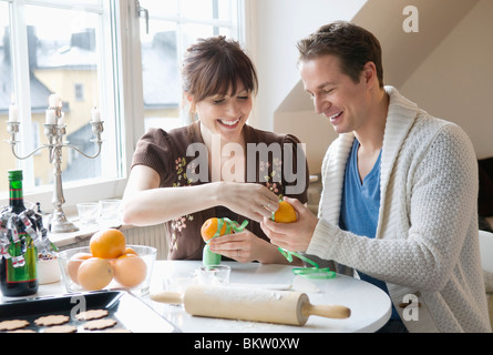 Frau und Mann Orange Dekoration Stockfoto