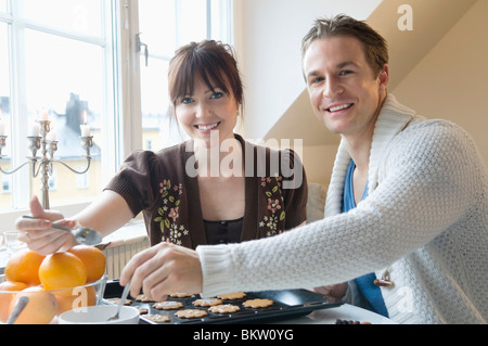 Mann und Frau Pfefferkuchen Backen Stockfoto