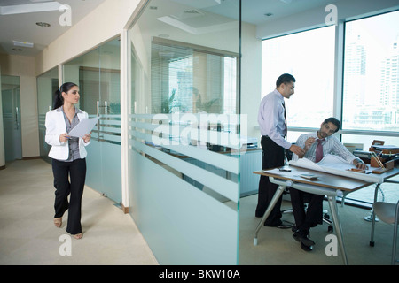 Geschäftsfrau, Geschäftsmann, die im Büro arbeiten betrachten Stockfoto