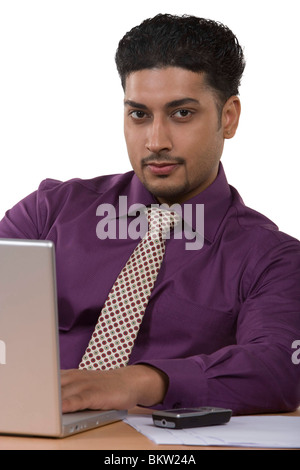 Mitte erwachsener Mann mit Laptop Porträt Stockfoto