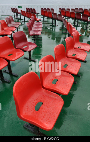 Roten Plastikstühle auf Caledonian Macbrayne Fähre nach Arran Stockfoto