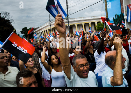 Kubaner Unterstützung für Gebrüder Castro-Regime während der Feier der Revolution in Santiago De Cuba, Kuba zum Ausdruck zu bringen. Stockfoto