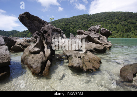 Felsen in der Brandung im Mai Nam Beach auf Ko Surin, Thailand Stockfoto