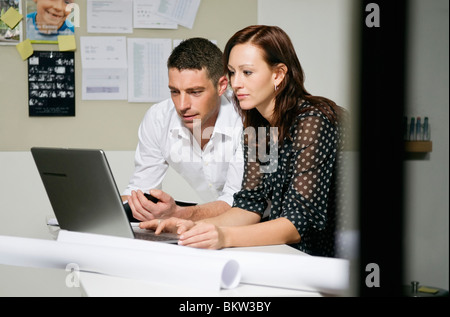 Zwei Leute an der Rezeption Blick auf computer Stockfoto