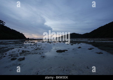 Abend und Ebbe bei Ko Surin marine Nationalpark, eines der am weitesten entfernten Insel Reiseziele in Thailand. Stockfoto