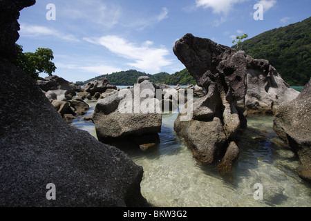 Felsen in der Brandung im Mai Nam Beach auf Ko Surin, Thailand Stockfoto