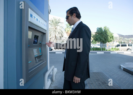 Geschäftsmann mit einem Geldautomaten Stockfoto