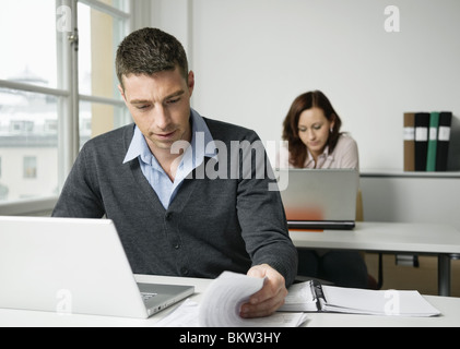 Zwei Mitarbeiter im Büro Stockfoto