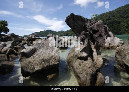 Felsen in der Brandung im Mai Nam Beach auf Ko Surin, Thailand Stockfoto