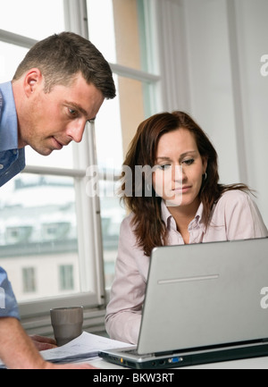 Zwei Kollegen Blick auf laptop Stockfoto