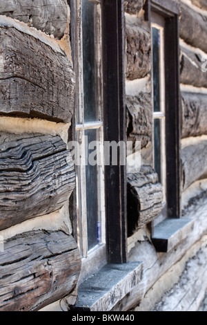 Amerikanische Holzwand der alten Pionier-Blockhütte Bilder Bilder Fotos sehr hochauflösendes vertikales Format in den USA Hi-res Stockfoto