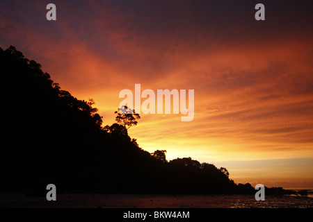 Sonnenuntergang am entfernten Ko Surin marine Nationalpark an der West Küste von Thailand in der Andamanensee. Stockfoto