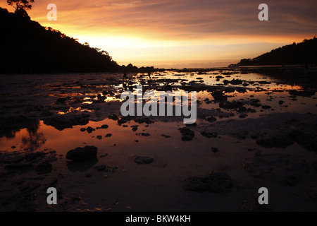 Sonnenuntergang am entfernten Ko Surin marine Nationalpark an der West Küste von Thailand in der Andamanensee. Stockfoto