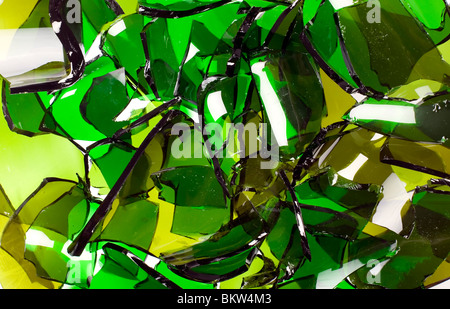 Eine Komposition aus zerbrochenen Flasche Glas ist die Hauptfarbe grün Stockfoto