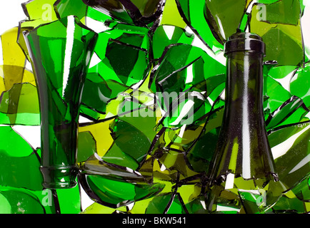 Eine Komposition aus zerbrochenen Flasche Glas ist die Hauptfarbe grün Stockfoto