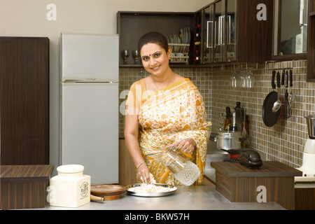Frau in der Küche Backen Stockfoto
