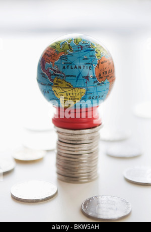 Erde auf schwedische Kronen Stockfoto