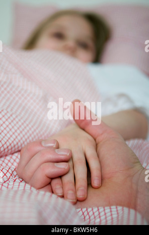 Vater und Tochter, die Hand in Hand Stockfoto