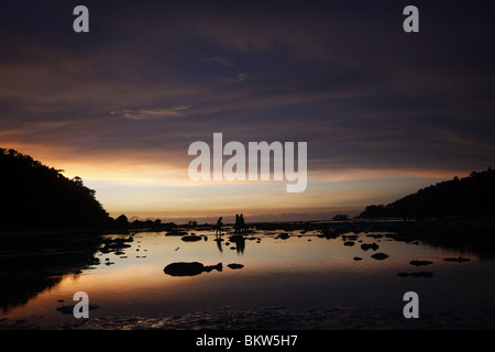 Sonnenuntergang am entfernten Ko Surin marine Nationalpark an der West Küste von Thailand in der Andamanensee. Stockfoto