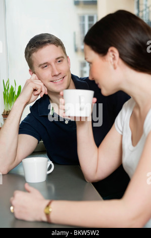 Paar Kaffeetrinken zu Hause Stockfoto