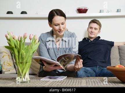 Frau liest Stockfoto