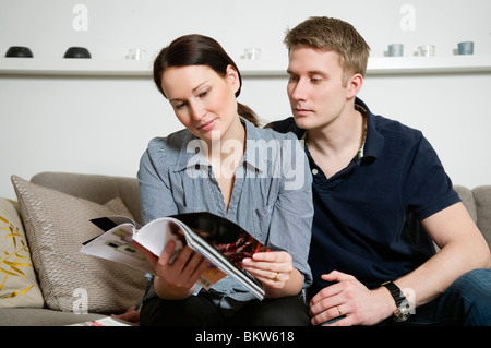 Paar lesen Magazin Stockfoto