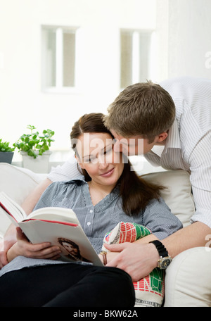 Mann, die Frau auf Wange küssen Stockfoto