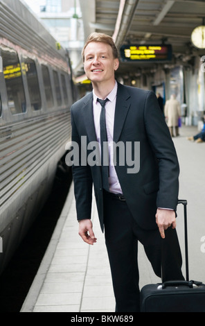 Mann mit Reisetasche Stockfoto