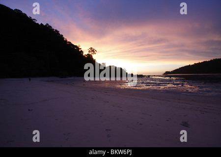 Sonnenuntergang am entfernten Ko Surin marine Nationalpark an der West Küste von Thailand in der Andamanensee. Stockfoto