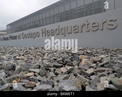 Außenansicht des neuen Topographie des Terrors historischen Museums an Stelle der ehemaligen Gestapo-Zentrale in Berlin Deutschland Stockfoto