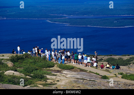 Gruppe von Touristen, die die Erklärungen von einem Nationalpark-Ranger auf Cadillac Mountain, Acadia Nationalpark anhören Stockfoto