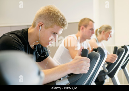 Drei Personen trainieren Stockfoto